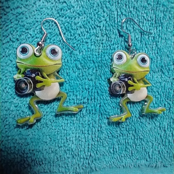 Cute green white frog with camera wire dangle earrings - Picture 3 of 3